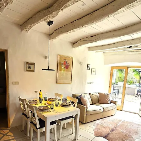 Crogo Casa بيت للعطل *